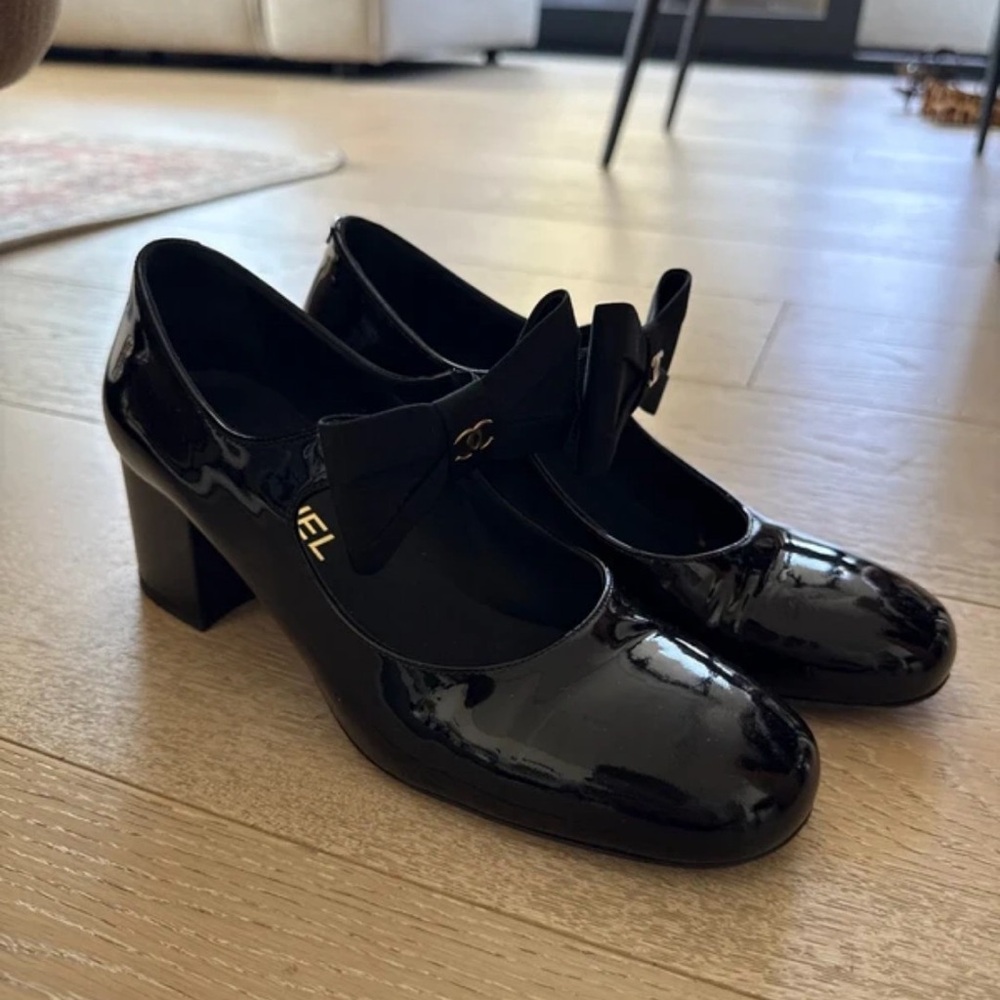 CHANEL Black Patent Leather Heels with Bow